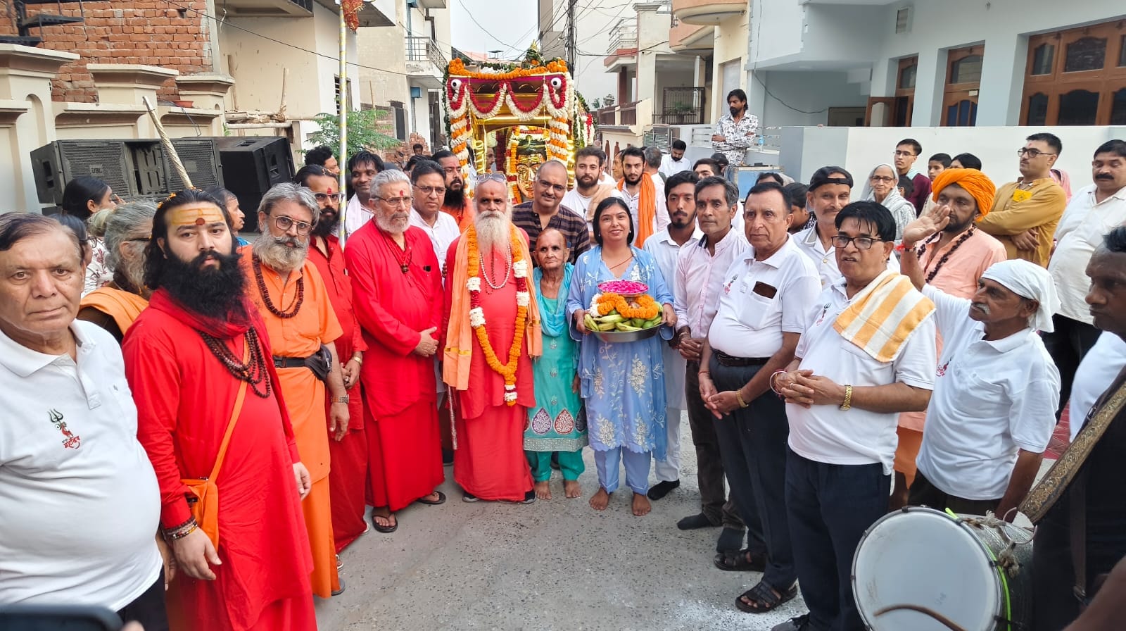 कुरुक्षेत्र। भगवान शिव की पालकी यात्रा का स्वागत करते मंडल उपप्रधान रमेश सचदेवा। स्वयं