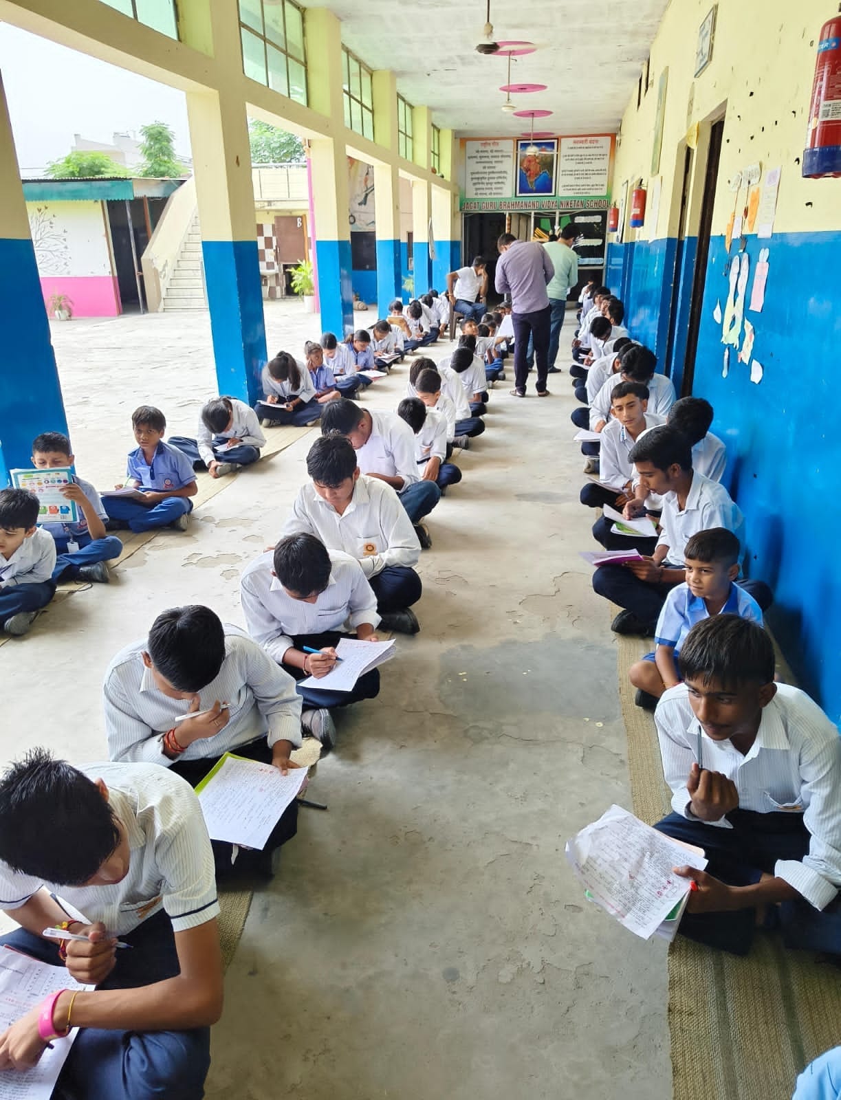 कुरुक्षेत्र। सड़क सुरक्षा के नियमों के लिए आयोजित परीक्षा में भाग लेते विद्यार्थी। स्कूल