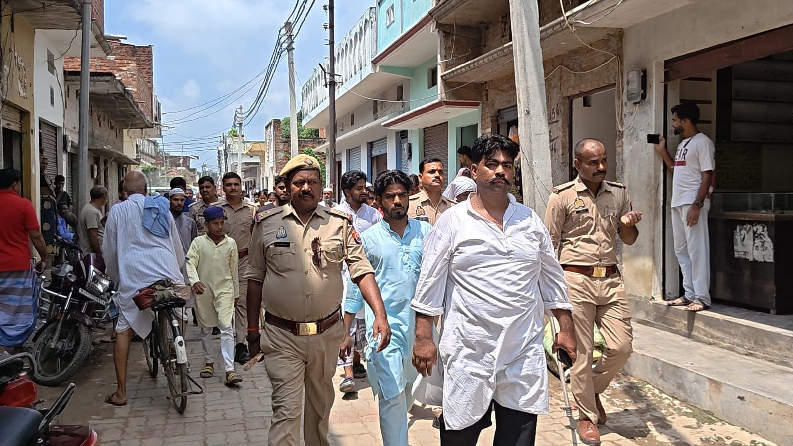 कुर्थीजाफरपुर के वार्ड न 5 में नाली निर्माण में अनियमितता को लेकर नगर पंचायत कार्यालय का घेराव 