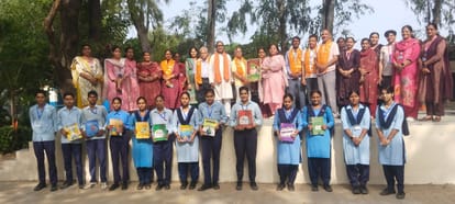 कार्यक्रम के दौरान उपस्थित विद्यार्थी, स्कूल स्टाफ व संस्था सदस्य। स्त्रोत: संस्था