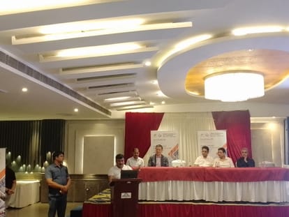 कार्यशाला में संबोधित करते उद्यमी। संवाद