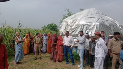 किसान का शव फंदे पर लटका मिलने पर मौके पर लगी भीड़। संवाद 
