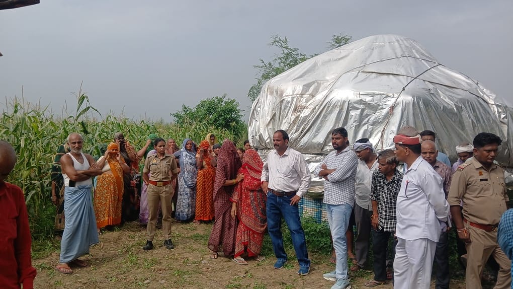 किसान का शव फंदे पर लटका मिलने पर मौके पर लगी भीड़। संवाद 