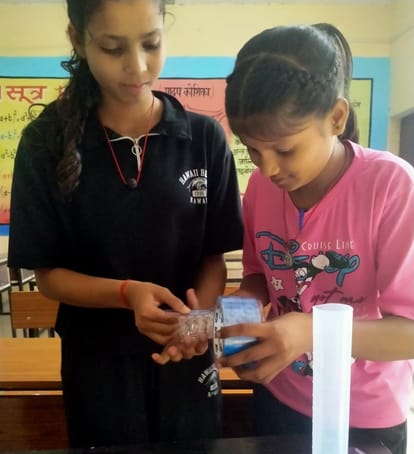 कस्तूरबा गांधी आवासीय विद्यालय में प्रयोगात्मक कार्य करती छात्राएं। स्रोत: सूचना विभाग