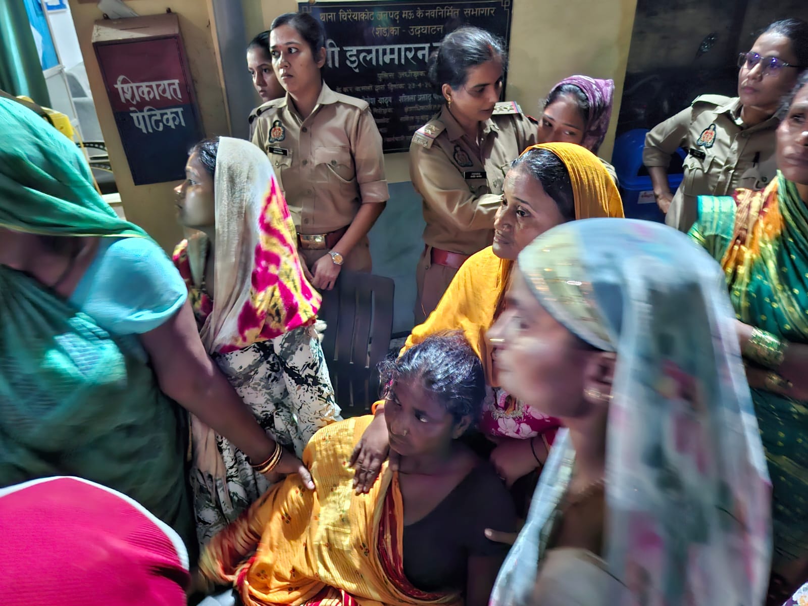 किशोर की मौत के बाद चिरैयाकोट थाना पर हत्या का मुकदमा दर्ज कराने के लिए हंगामा करते उसके परिजन 