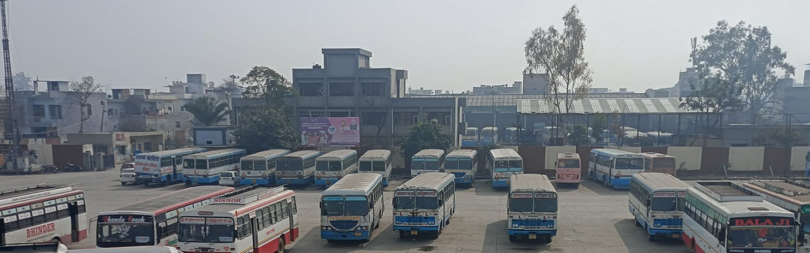 कैथल बस अड्डा पर खड़ी राेडवेज व निजी बसें। संवाद