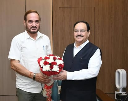 केंद्रीय मंत्री जगत प्रकाश नड्डा से मिलते हुए पांवटा साहिब के वरिष्ठ भाजपा नेता व पूर्व मंडल अध
