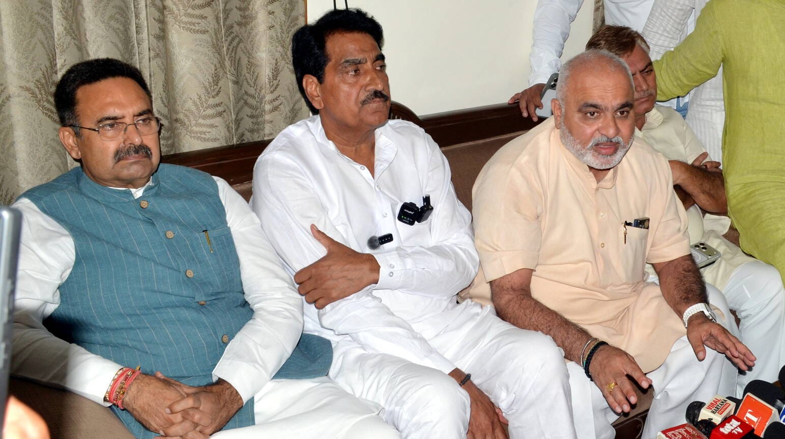 कूड़े के ढ़ेर से निकलता धूआ। संवाद