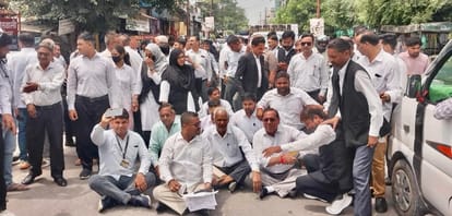 खुर्जा में अंकुर चौधरी की हत्या की घटना के बाद कोतवाली के बाहर सड़क पर बैठे अधिवक्ता। संवाद