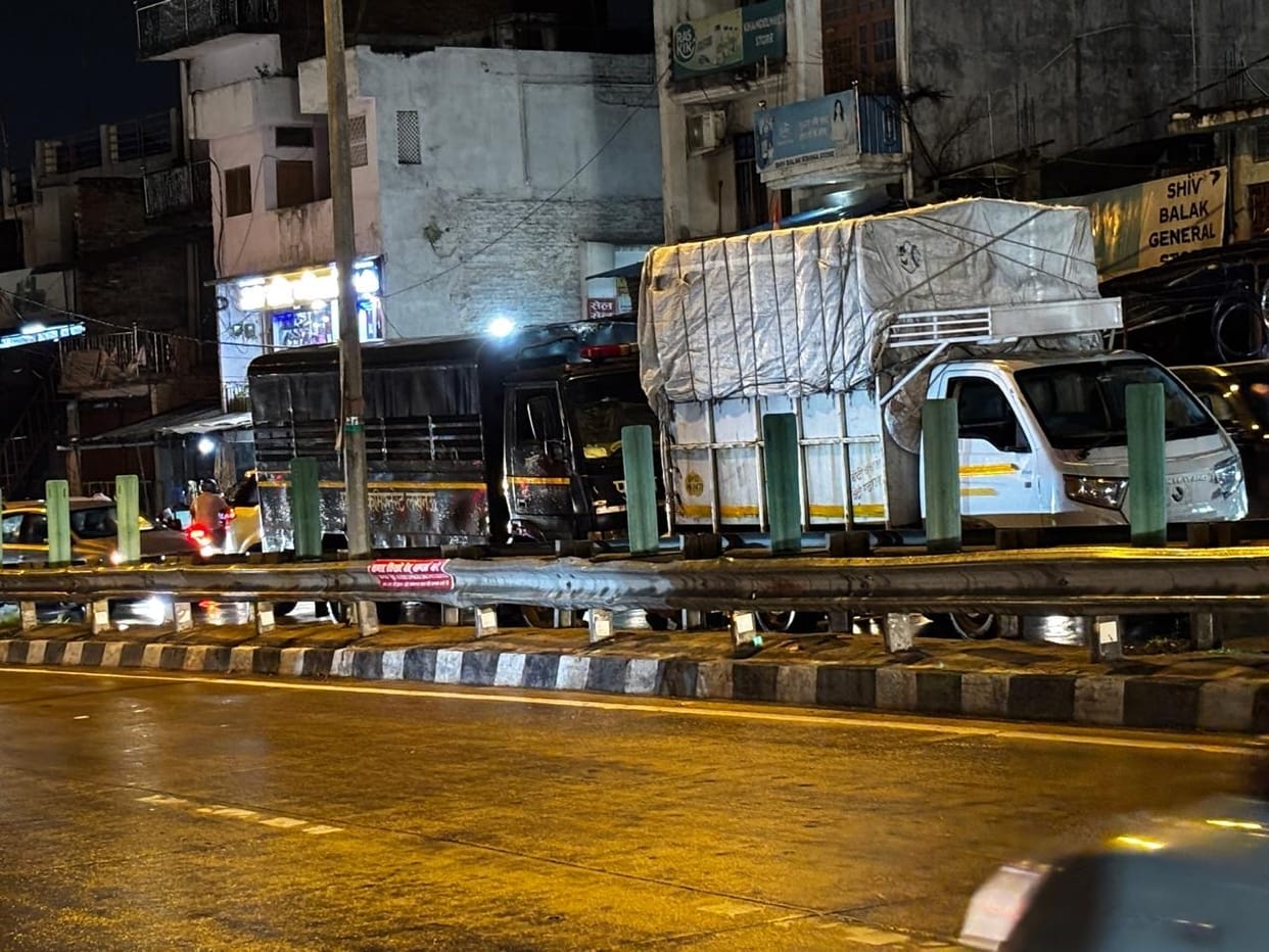 A police van transporting prisoners broke down at Khurdahi Bazaar, causing a traffic jam.