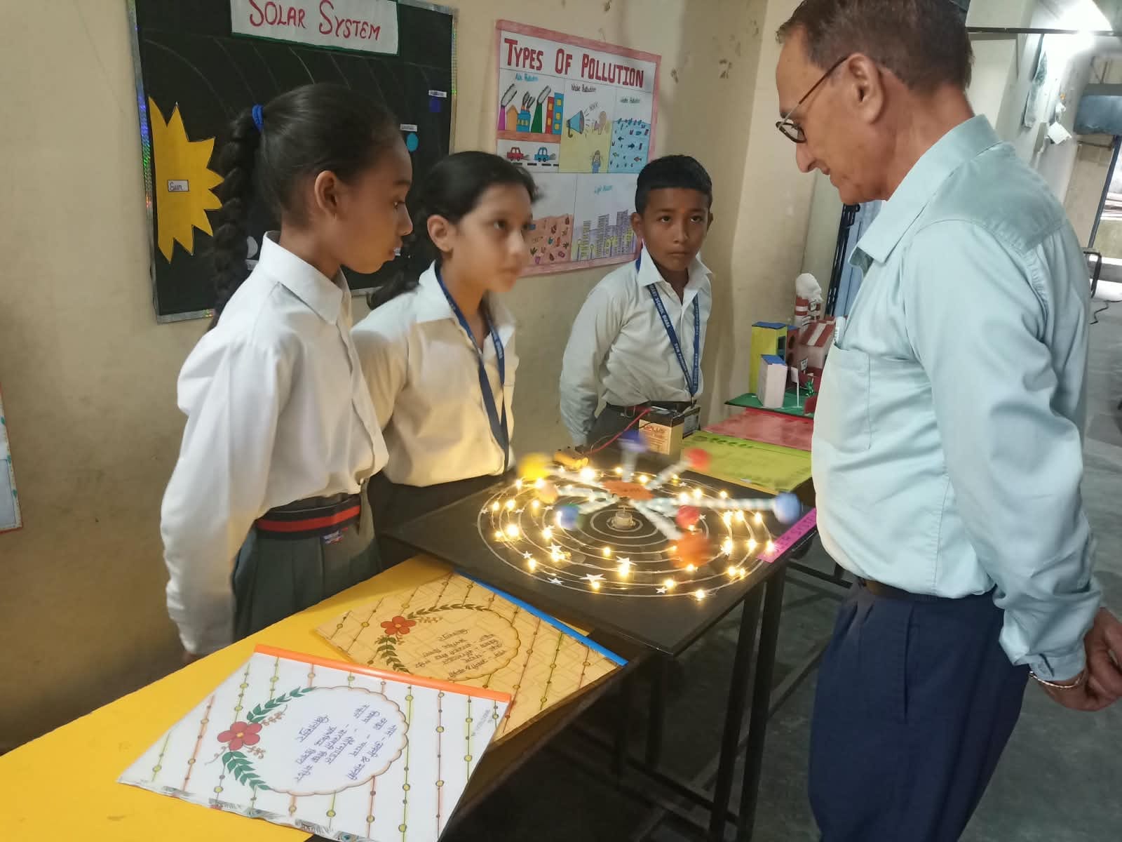 लखनपुर में ज्ञान विज्ञान मेले में प्रस्तुति देते बच्चे। स्रोत: आयोजक