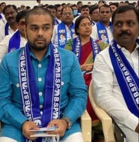 लखनऊ में बसपा के आयोजित बैठक में शामिल प्रिंस यूकेश सिंह। वीडियो ग्रैब