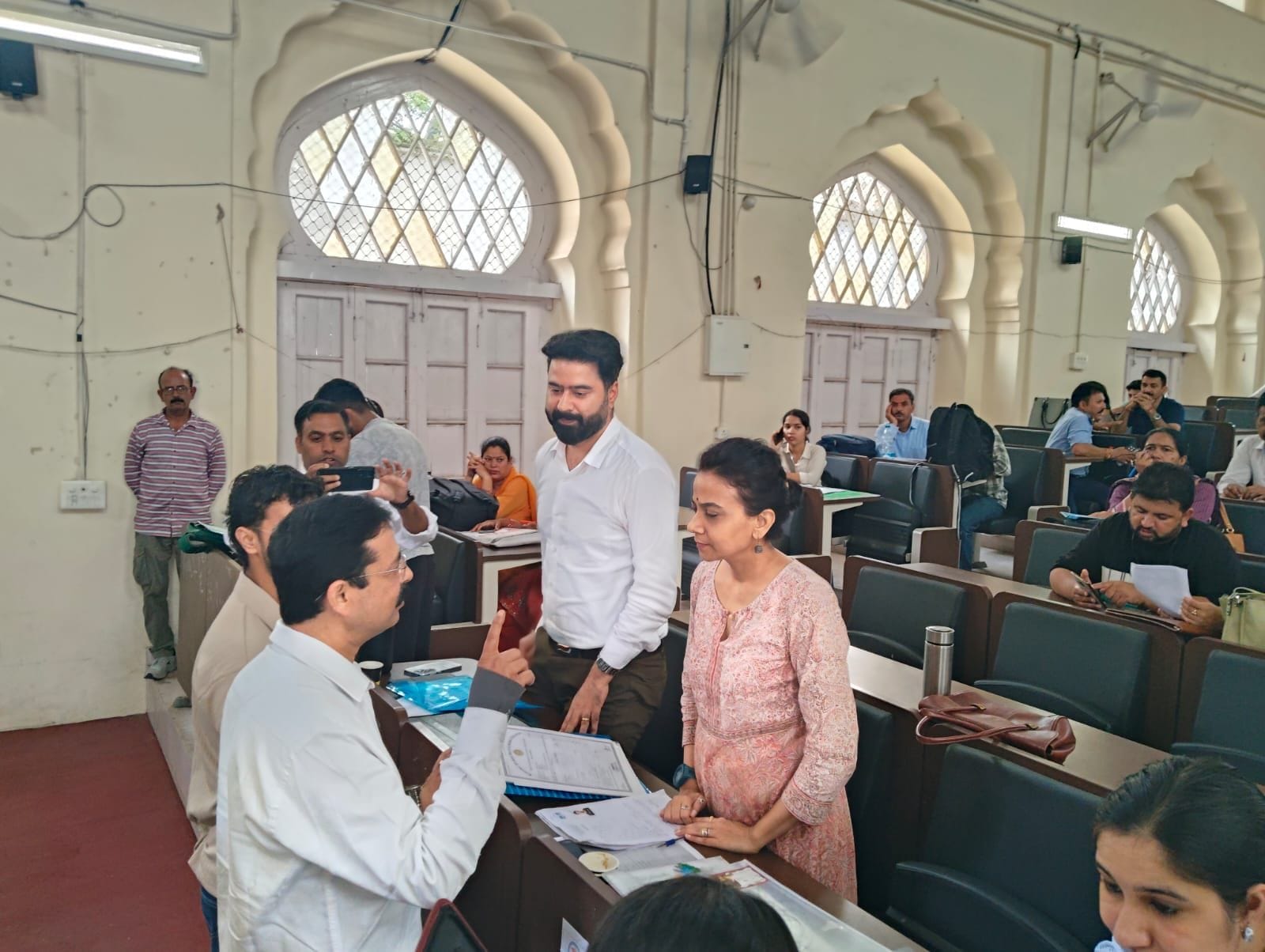 मेडिकल कॉलेज में चल रही एमबीबीएस एडमिशन प्रक्रिया का निरीक्षण करते प्राचार्य डॉ. पंकज गुप्ता। स