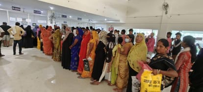  मेडिकल कॉलेज तिलोई में परचा काउंटर पर कतार में लगे मरीज। संवाद