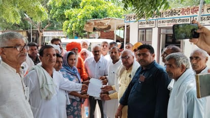 मांगाें को लेकर एसडीएम को ज्ञापन सौंपते किसान।