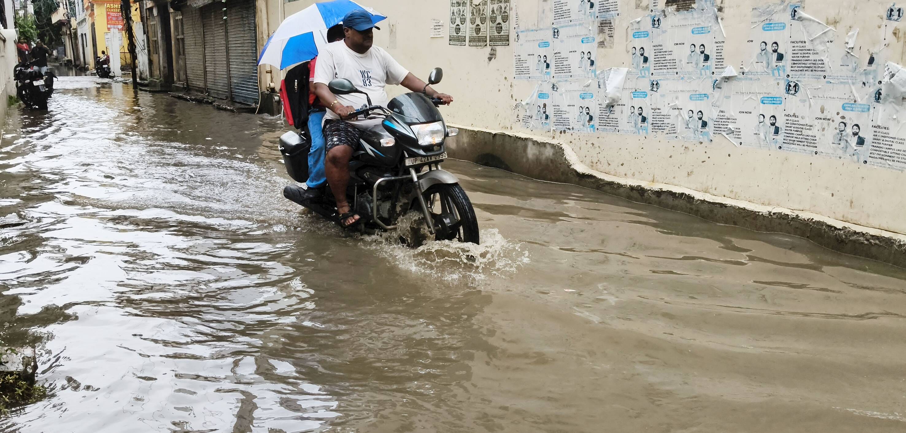 महोबरा बाईपास के नीचे बारिश से बचने के लिए जुटे वाहनों के कारण लगा जाम