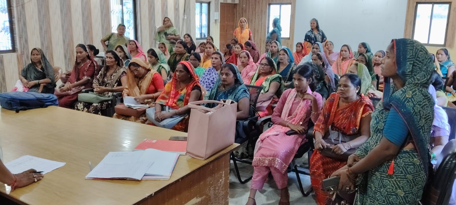 मुहम्मदाबाद गोहना ब्लॉक सभागार में मौजूद  स्वयं सहायता समूह की महिलाएं।संवाद