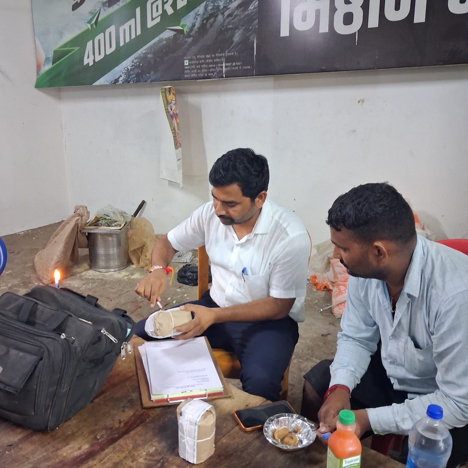 मुहम्मदाबाद गोहना कस्बा में नमूना लेते जांच अधिकारी ओमप्रकाश यादव।संवाद