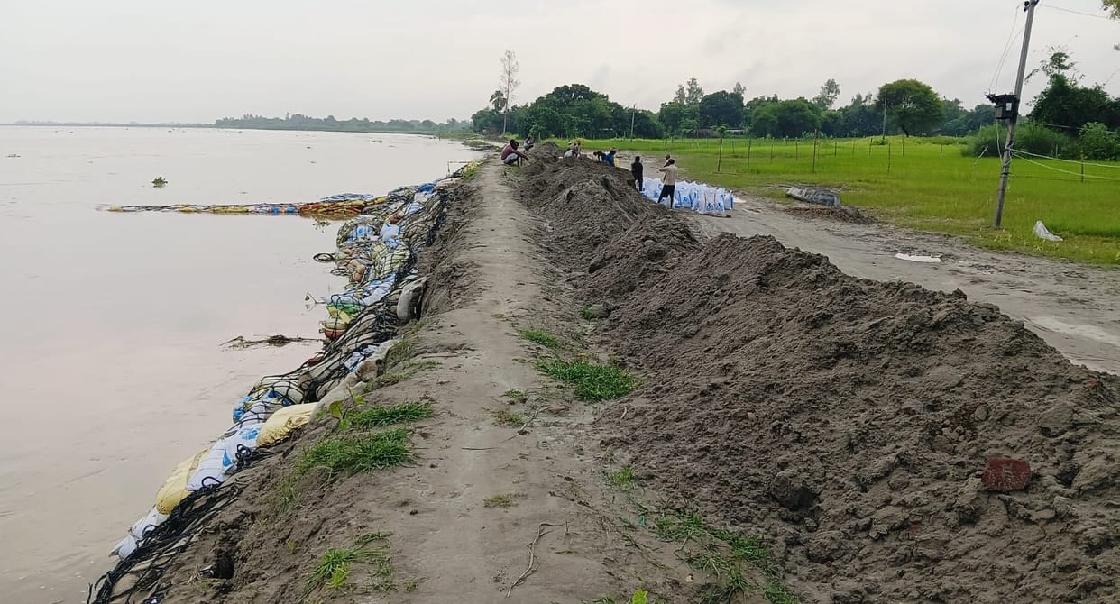 Saryu two cm below the danger point at Dighia drain