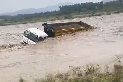 Truck trapped in Boli river's current; driver safe