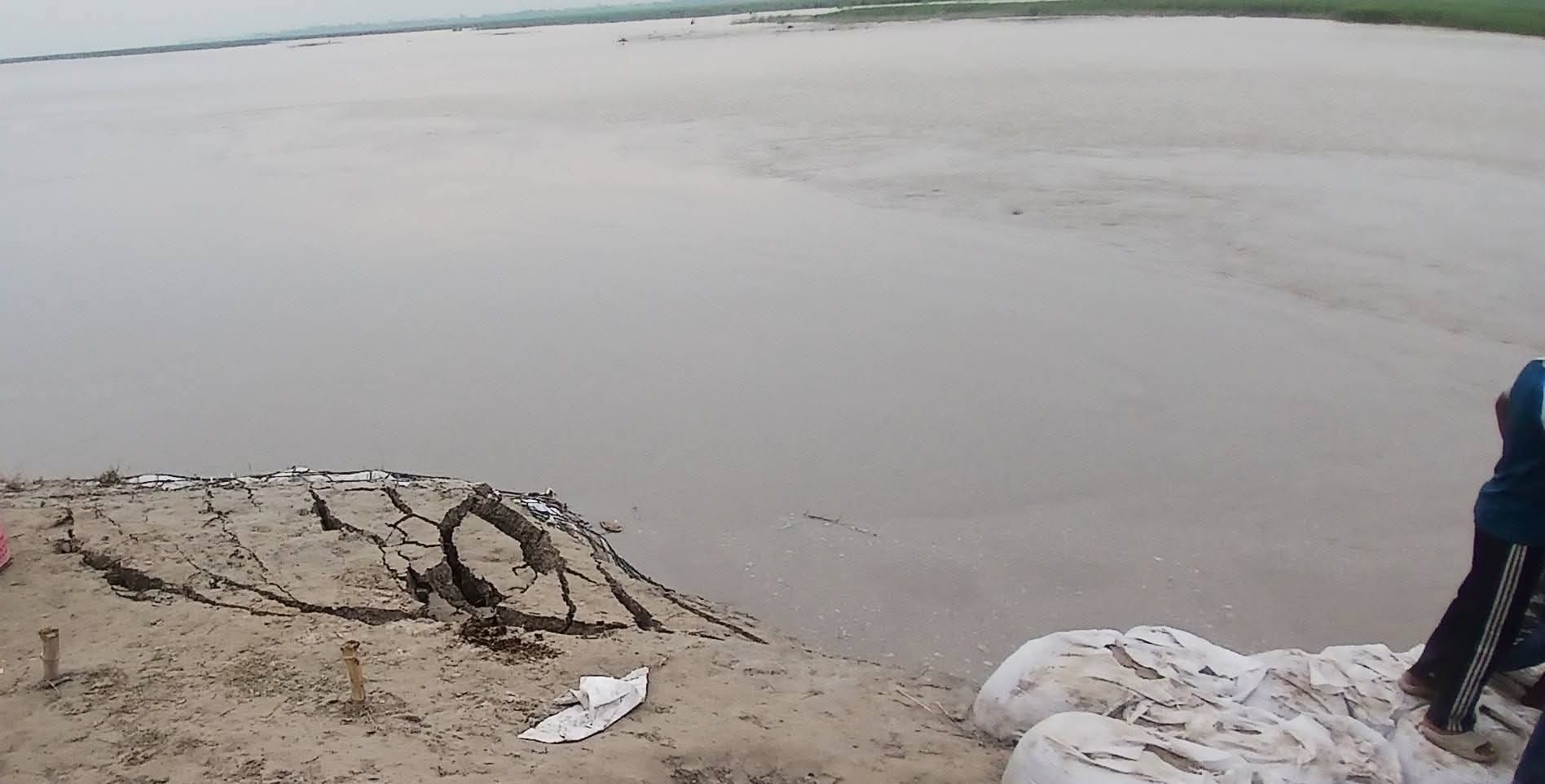 मईपुर गांव के पास कटान करती नदी संवाद