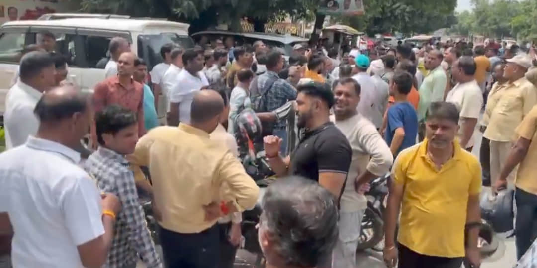 People from the submergence zone gheraoed the MLA's office.