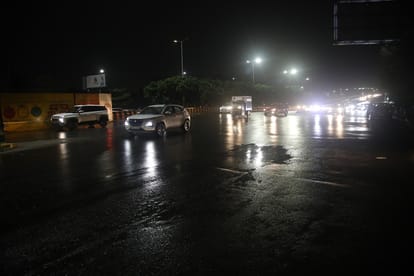 नोएडा में हुई बारिश के दौरान गुजरते वाहन। फोटो अमर उजाला