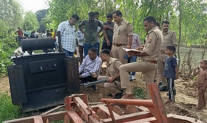 निगोही क्षेत्र के गांव उदरिया में ट्रांसफार्मर चेक करती पुलिस। संवाद