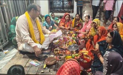 नगर के बाबा बालेश्वर मंदिर परिसर में गणेश चतुर्थी व्रत कथा सुनती व्रती महिलाएं।संवाद