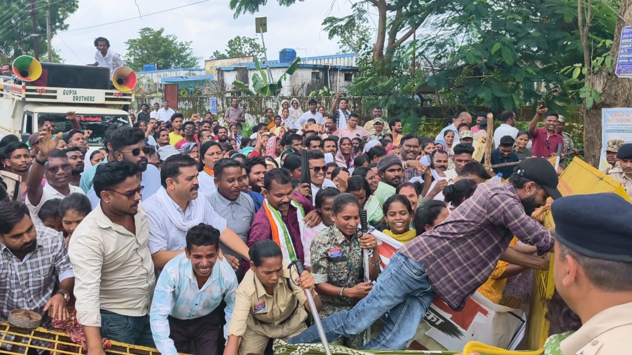 नगर पालिका का घेराव करते विधायक और अन्य की फ़ोटो
