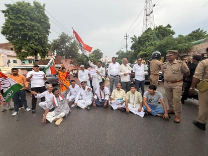 नगर स्थित रोडवेज के सामने सड़क पर बैठकर विरोध प्रदर्शन करते कांग्रेस कार्यकर्ता। स्रोत- स्वयं