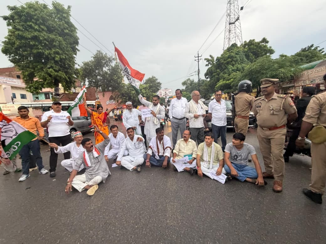 Congress workers staged a protest against the FIR lodged against Rahul Gandhi.