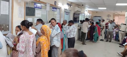 नागरिक सुविधा केंद्र में टैक्स जमा कराने के लिए लगी लोगों की भीड़। संवाद