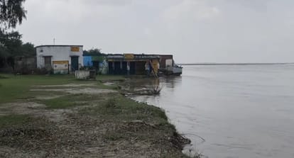 निघासन क्षेत्र में ग्रंट नंबर 12 गांव के प्राथमिक विद्यालय का आंशिक कटा भवन। स्रोत : ग्रामीण