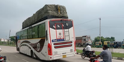 निजी बसों पर कुछ इस तरह से ढोए जा रहे ट्रांसपोर्ट के सामान।संवाद
