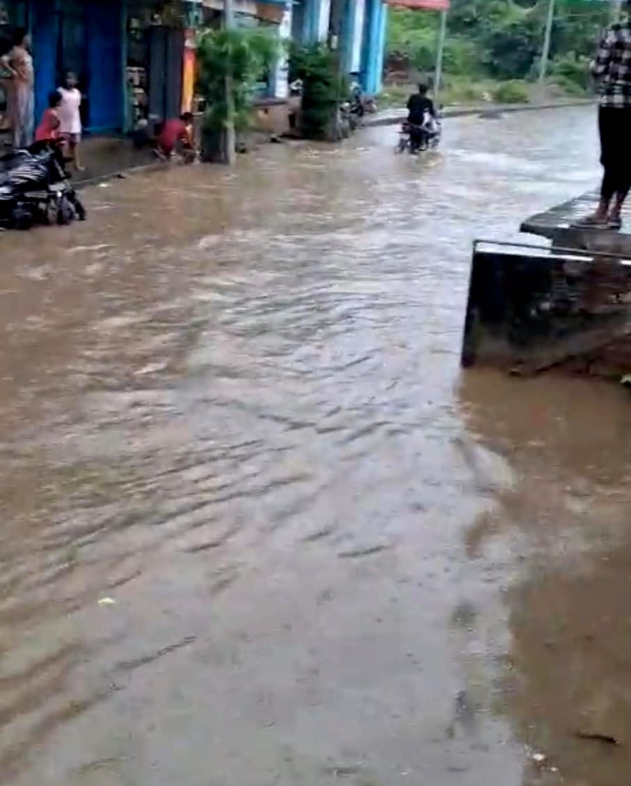 Azamgarh News: तेज बारिश में सड़क बनी नहर, नाले उफनाए