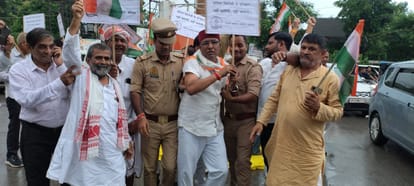 नेता प्रतिपक्ष राहुल गांधी पर दर्ज मुकदमा सहित अन्य मांगों को लेकर टीडी कालेज चौराहा पर प्रदर्श