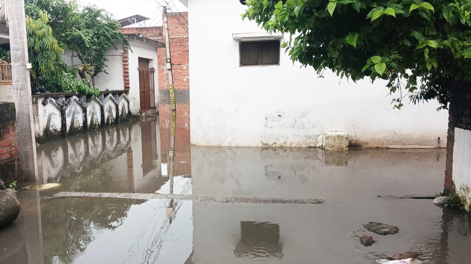 न्यू कैलाशपुरी कॉलोनी के रास्ते पर भरा पानी। - संवाद