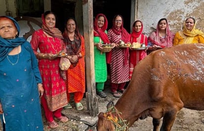 पांगणा में बहुला चतुर्दशी पर गोपूजन करती महिलाएं। स्त्रोत- जागरूक पाठक्