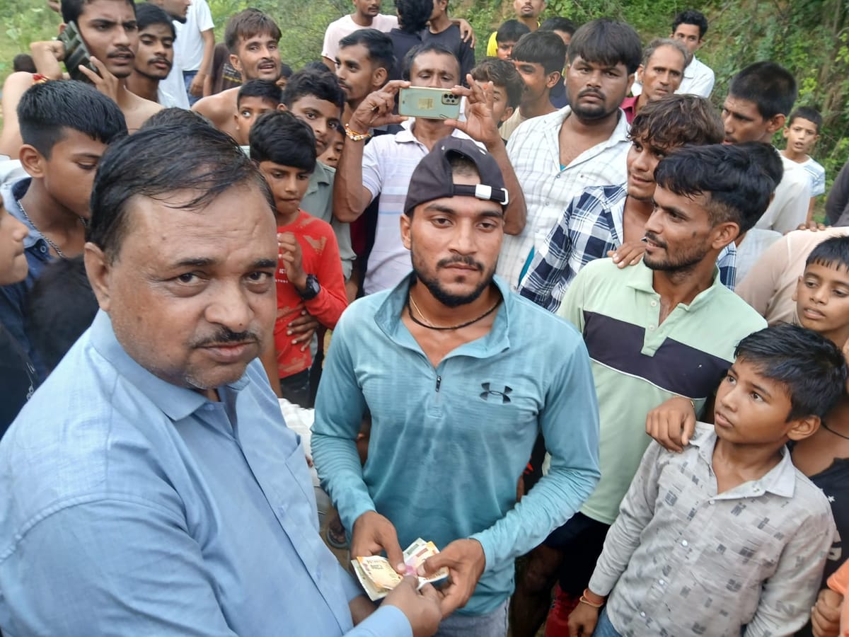 Agra News: लंबी कूद प्रतियोगिता में संदीप गुर्जर ने मारी बाजी