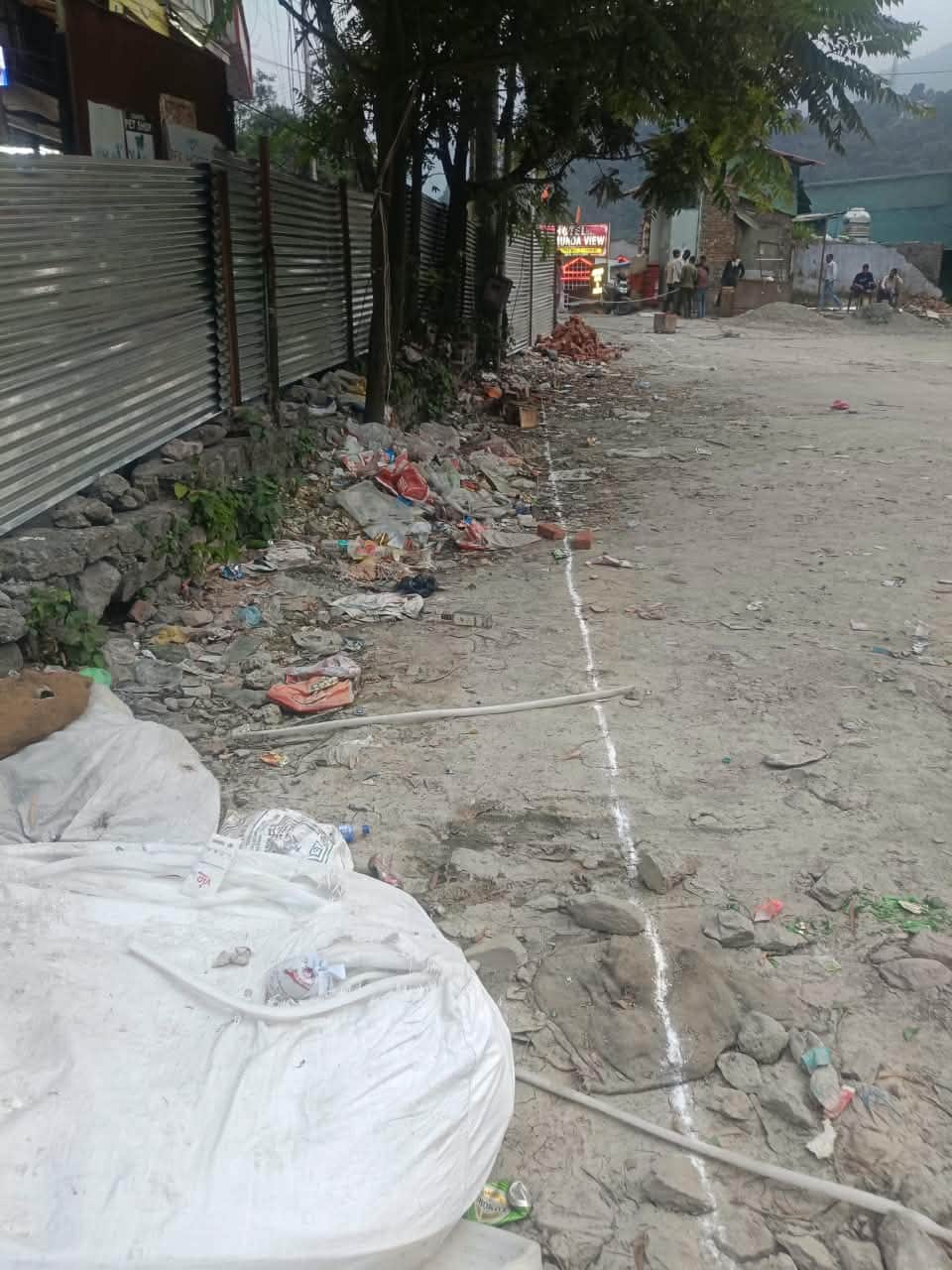 पुराने बस स्टैंड सपड़ी में राजस्व विभाग की ओर से की गई डिमार्केशनके बाद चूने से लगाई गई लक