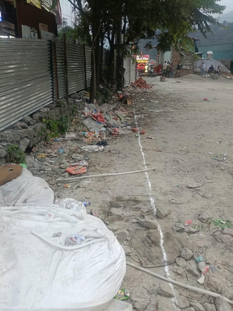 पुराने बस स्टैंड सपड़ी में राजस्व विभाग की ओर से की गई डिमार्केशनके बाद चूने से लगाई गई लक