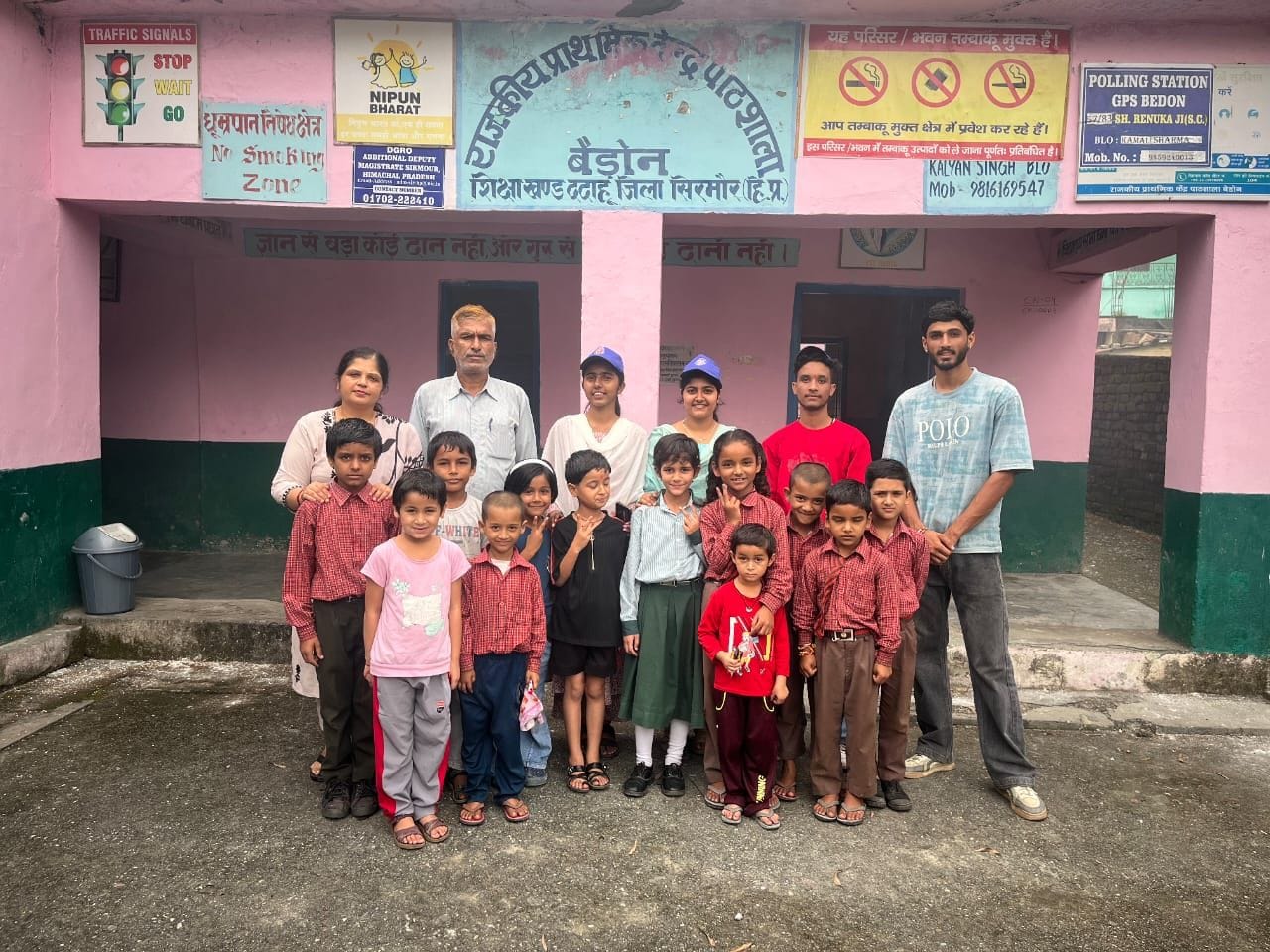 प्राथमिक पाठशाला बड़ौन में विद्यार्थियों के साथ स्वयंसेवी। संवाद