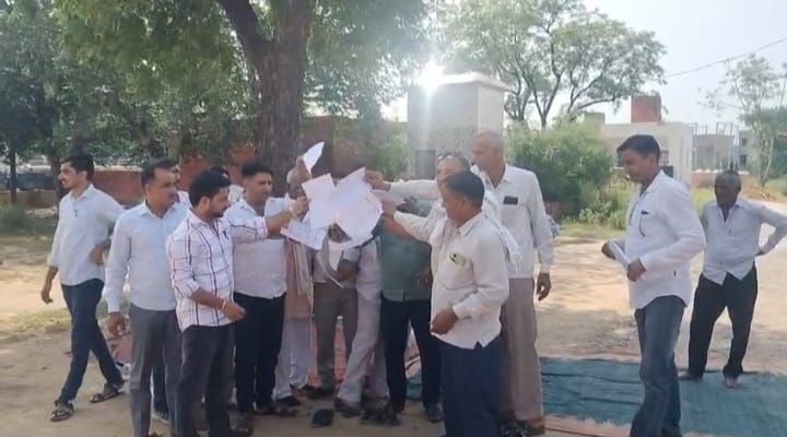 Electricity employees staged a protest against parallel licensing and privatization.