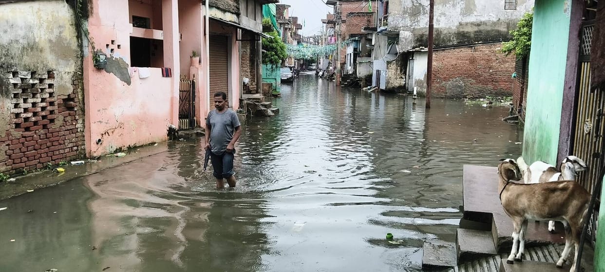140 mm of rainfall in Robertsganj; water enters Nai Basti.