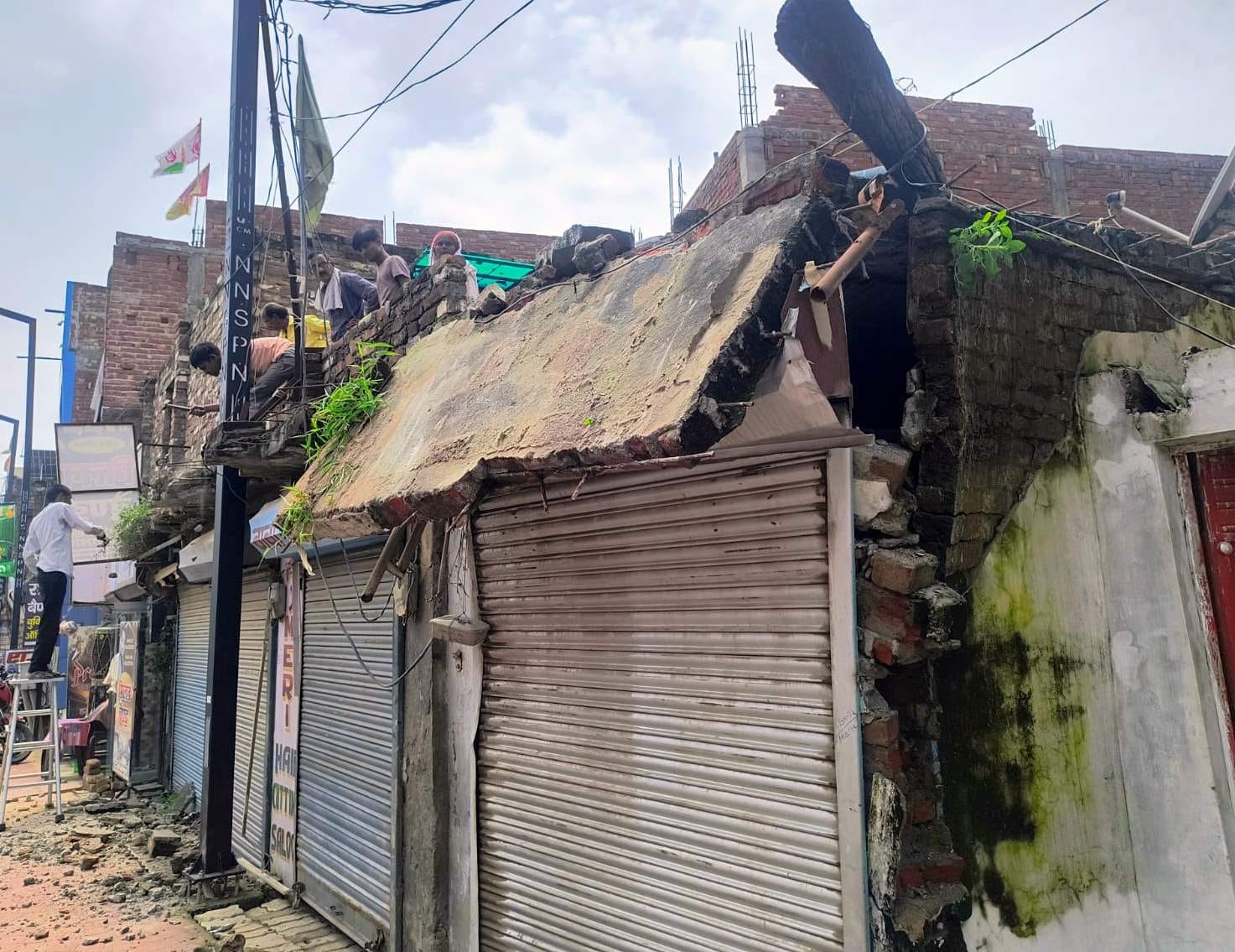 कार्रवाई के दौरान झुका छज्जा