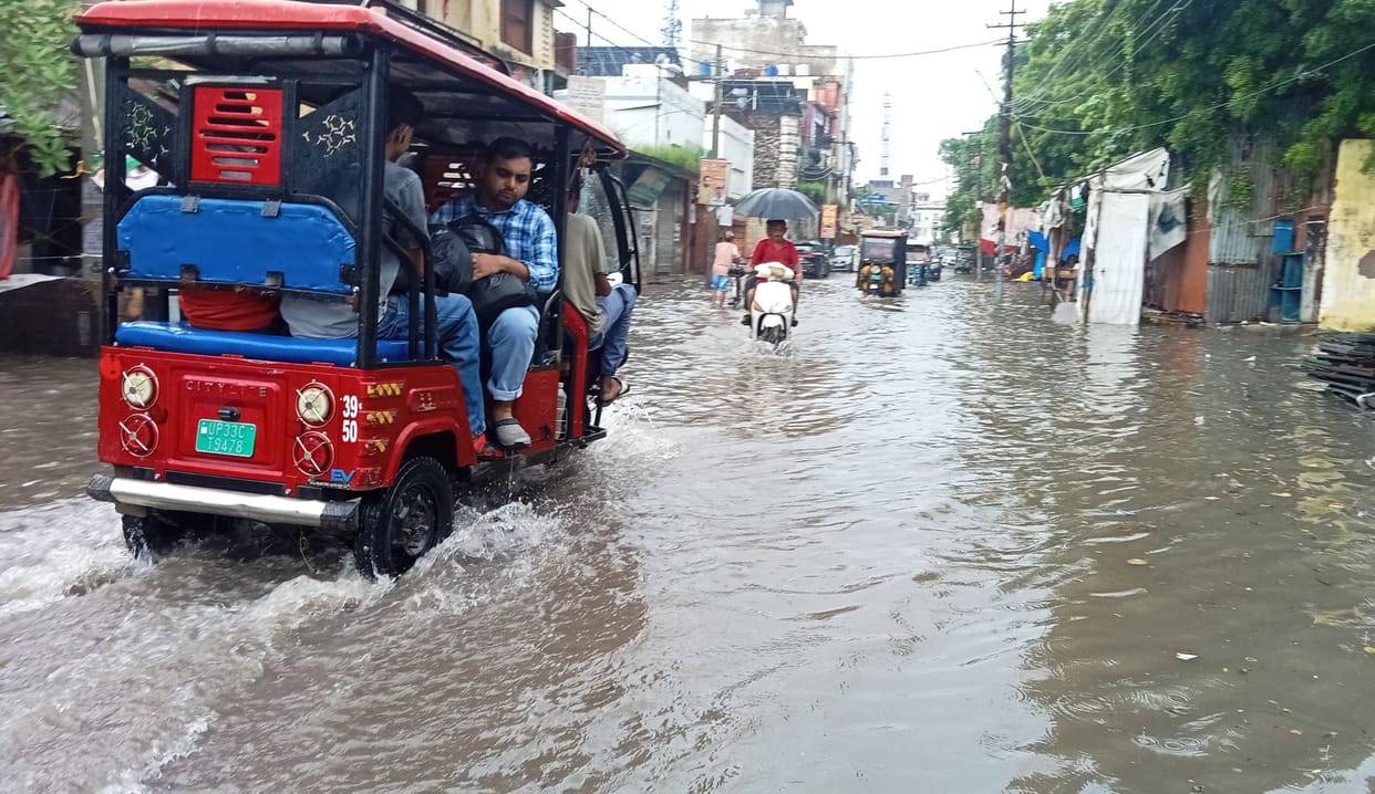 Roads submerged... Farmer killed by lightning