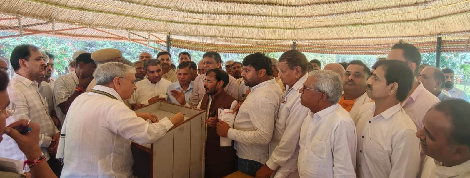 रामपुरा स्थित अपने निवास पर लोगों की समस्याएं सुनते केंद्रीय राज्य मंत्री राव इंद्रजीत सिंह। स्