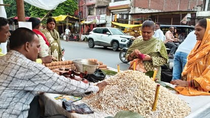 सुभाष चौक में ठेले पर पूजन सामग्री खरीदती महिलाएं। संवाद