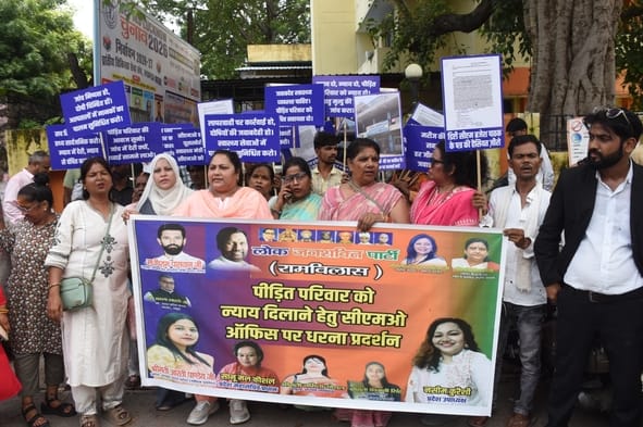 Lok Janashakti Party office-bearers protesting outside the CMO's office.